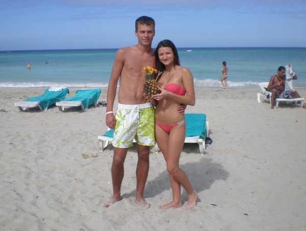 Девушка с билборда, «королева танцполов», официантки – какими были жены беларусских футболистов, когда знакомились с ними Девушка с билборда, «королева танцполов», официантки – какими были жены беларусских футболистов, когда знакомились с ними