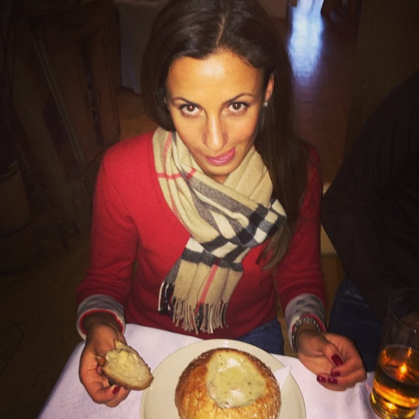 Девушка с билборда, «королева танцполов», официантки – какими были жены беларусских футболистов, когда знакомились с ними Девушка с билборда, «королева танцполов», официантки – какими были жены беларусских футболистов, когда знакомились с ними