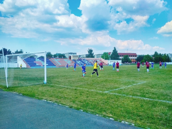 Как живет футбол в городах, у которых раньше были свои клубы в &laquo;вышке&raquo;: где-то рвутся обратно в элиту, но есть и места, где не осталось команд