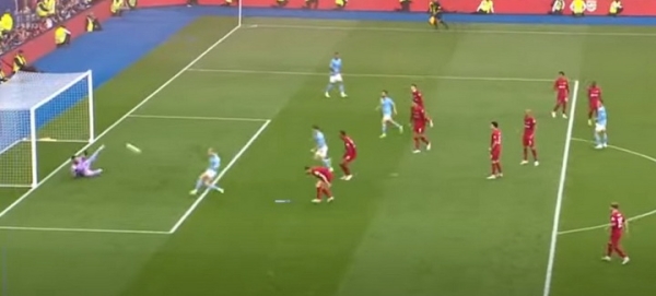 Футбол. Новоиспеченный игрок "Манчестер Сити" Эрлинг Холанд в матче за Суперкубок не попал по опустевшим воротам с 5 метров
Футбол. Новоиспеченный игрок "Манчестер Сити" Эрлинг Холанд в матче за Суперкубок не попал по опустевшим воротам с 5 метров