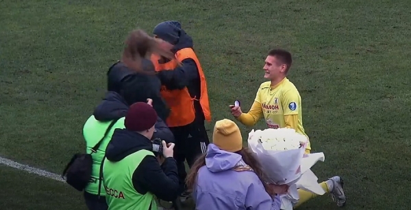 Футбол. Защитник "Сморгони" Шубович решил сделать предложение девушке во время игры первой лиги. Стюард грубо оттолкнул невесту
Футбол. Защитник "Сморгони" Шубович решил сделать предложение девушке во время игры первой лиги. Стюард грубо оттолкнул невесту