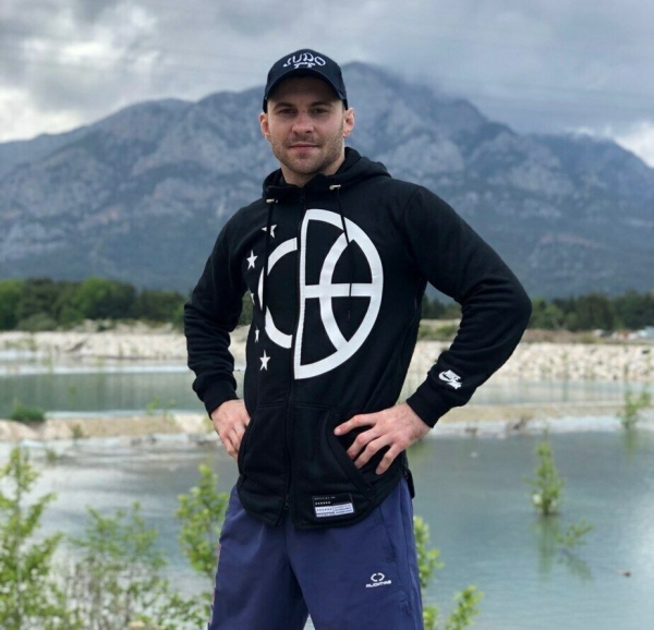 «Отдаст армию на войну – сам останется с голой жопой». Опальный дзюдоист – о ватном патриотизме Лукашенко, усталости беларусов и ЛГБТ в Германии «Отдаст армию на войну – сам останется с голой жопой». Опальный дзюдоист – о ватном патриотизме Лукашенко, усталости беларусов и ЛГБТ в Германии