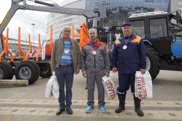 В Беларуси изобрели «лесной хоккей»: вместо шайбы – мячи трех размеров, вместо клюшек – бревна. Показываем, как это выглядит