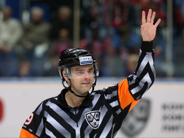 Хоккей.  У белорусского арбитра Максима Сидоренко, в которого попала шайба в матче "Амур" — СКА, перелом скуловой кости
 