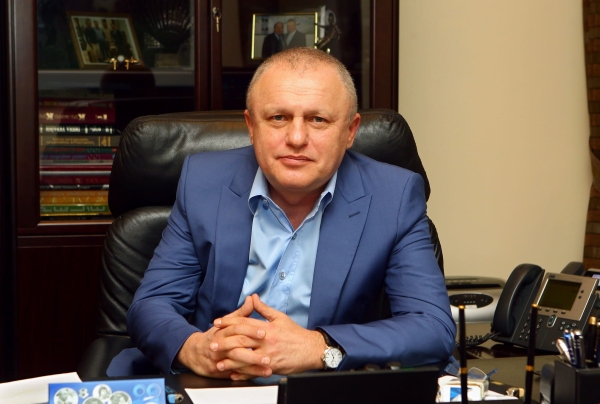 В Украине всё не могут решить, как показывать чемпионат по футболу. Воду мутит скандальный президент &laquo;Динамо&raquo; Киев &ndash; не хочет отдавать права каналу, который якобы вещает в Беларуси