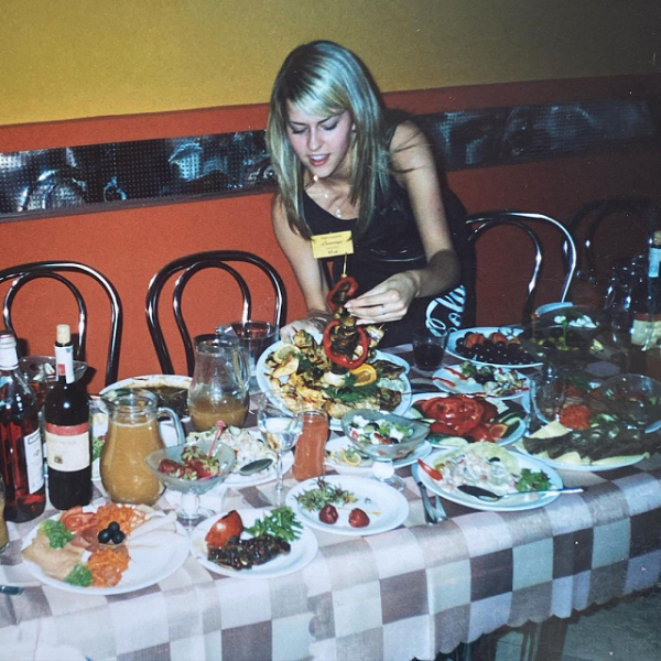 Девушка с билборда, «королева танцполов», официантки – какими были жены беларусских футболистов, когда знакомились с ними Девушка с билборда, «королева танцполов», официантки – какими были жены беларусских футболистов, когда знакомились с ними