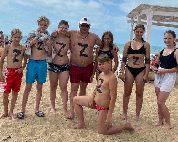 Полоцкий тренер втягивает детей в русский фашизм, а себе приписывает титулы, которых не брал – это подписант за Лукашенко, который назвал клуб своим именем Полоцкий тренер втягивает детей в русский фашизм, а себе приписывает титулы, которых не брал – это подписант за Лукашенко, который назвал клуб своим именем