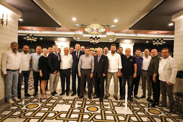 Когда-то продавал овощи, сейчас – теневой решала в БАТЭ: фанатом звался «Помидор», имел доверие и у Капского-отца, Михайлову помог не раз (убрать Умарова тоже) Когда-то продавал овощи, сейчас – теневой решала в БАТЭ: фанатом звался «Помидор», имел доверие и у Капского-отца, Михайлову помог не раз (убрать Умарова тоже)