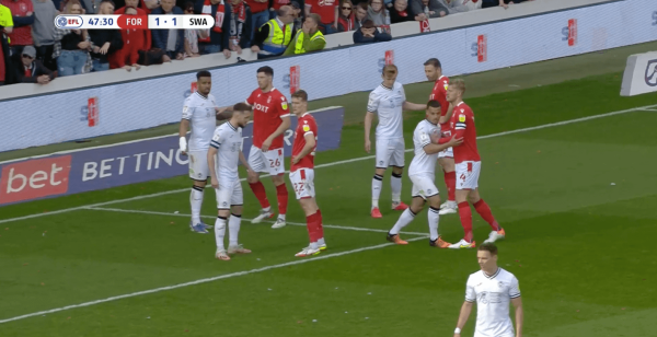 За секунду до углового в кадре ни одного игрока атаки – так «Ноттингем Форест» веселит АПЛ За секунду до углового в кадре ни одного игрока атаки – так «Ноттингем Форест» веселит АПЛ