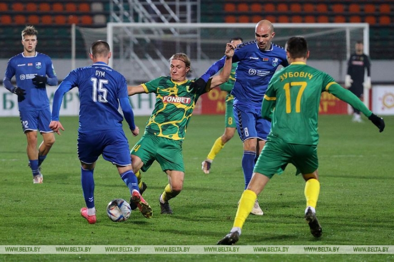 "Неман" выиграл у футболистов "Слуцка" и продолжает борьбу за золото