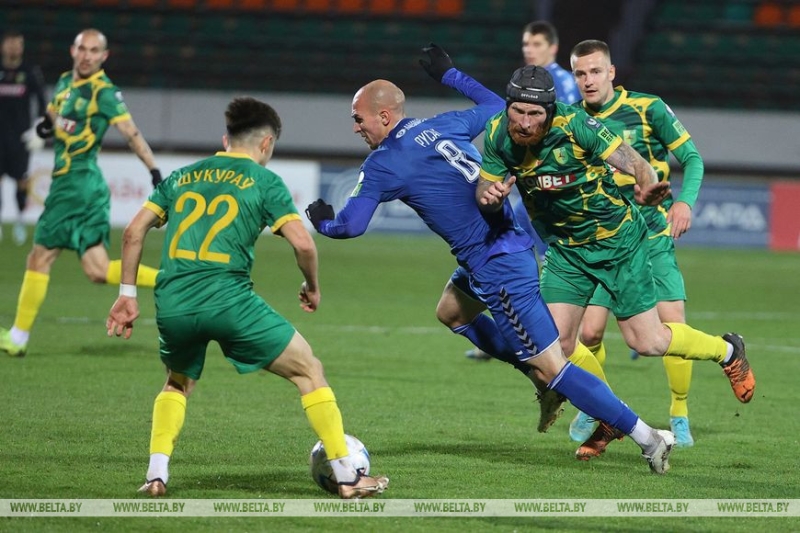 "Неман" выиграл у футболистов "Слуцка" и продолжает борьбу за золото