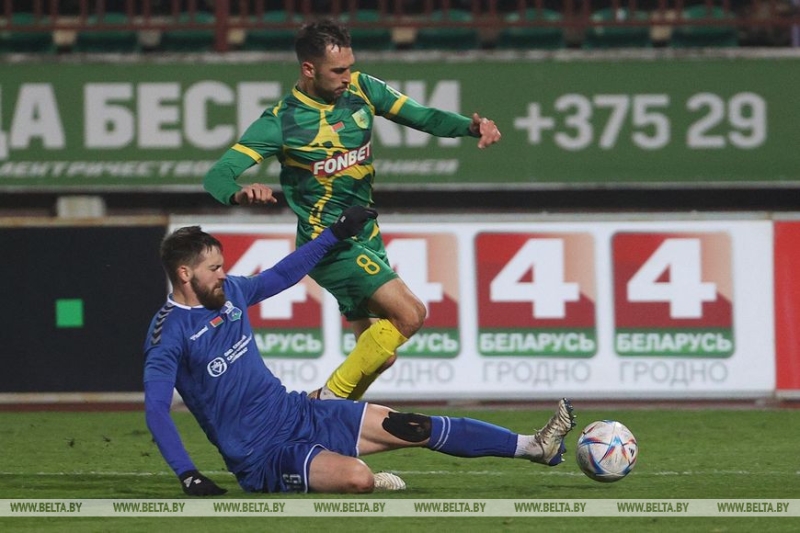 "Неман" выиграл у футболистов "Слуцка" и продолжает борьбу за золото
