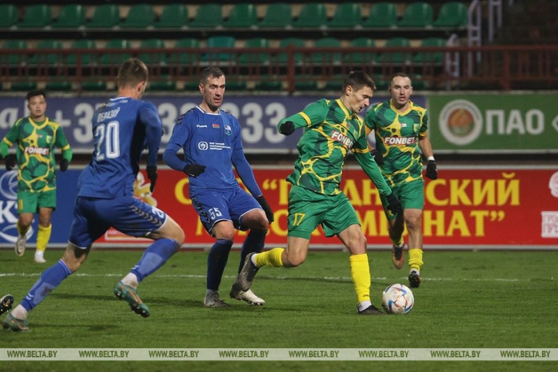 "Неман" выиграл у футболистов "Слуцка" и продолжает борьбу за золото